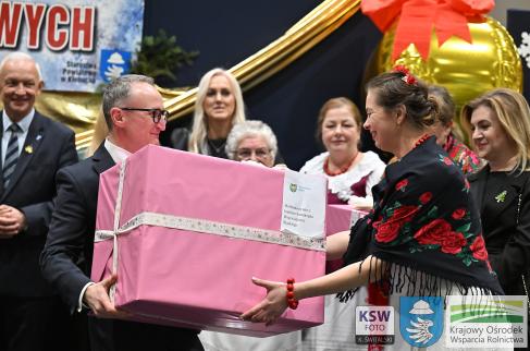 KGW Stanisławów odbiera pierwszą nagrodę w konkursie na tradycyjny stół bożonarodzeniowy.