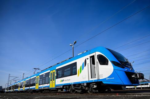 Zdjęcie pociągu kolei ślaśkich na torach