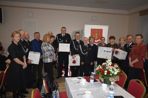 Wójt Gminy Lipie, Radni Rady Gminy Lipie, Skarbnik i Sekretarz wraz z przedstawiciele OSP i KGW Albertów z prezentami