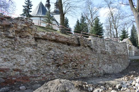 zamkowe mury z czasów średniowiecznych