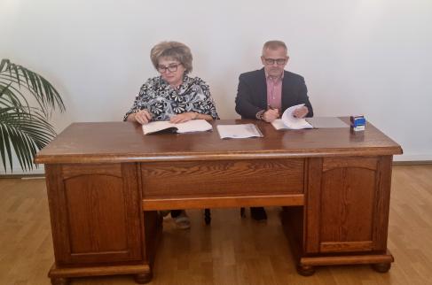 Podpisanie umowy w urzędzie gminy